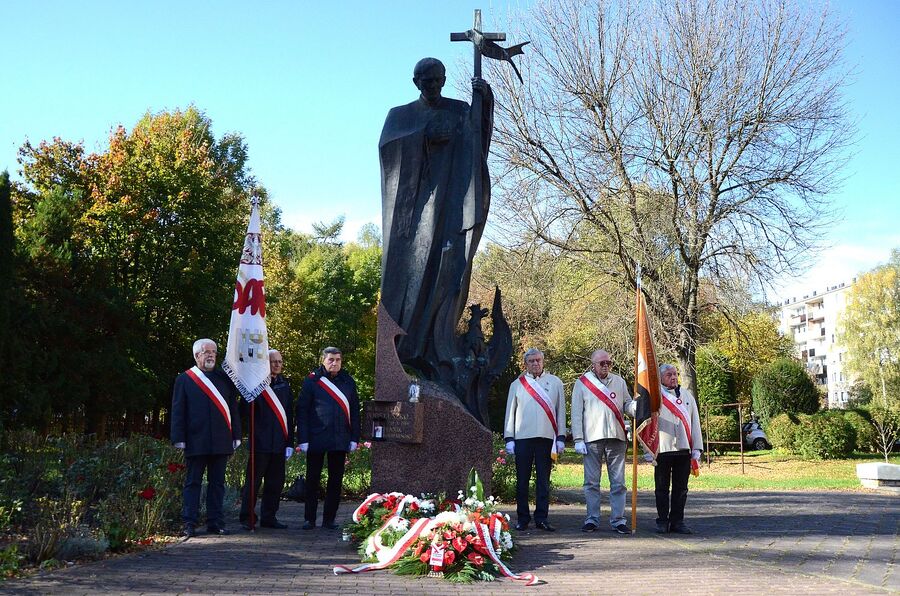 Uroczystość pod pomnikiem ks. Jerzego Popiełuszki na os. Szklane Domy w Nowej Hucie. Fot. Janusz Ślęzak (IPN)
