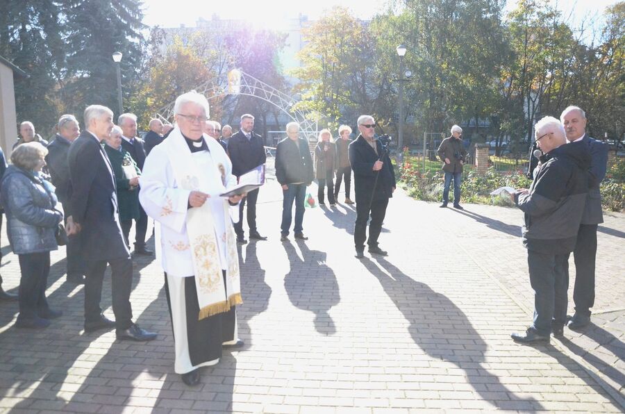 Uroczystość pod pomnikiem ks. Jerzego Popiełuszki na os. Szklane Domy w Nowej Hucie. Fot. Janusz Ślęzak (IPN)