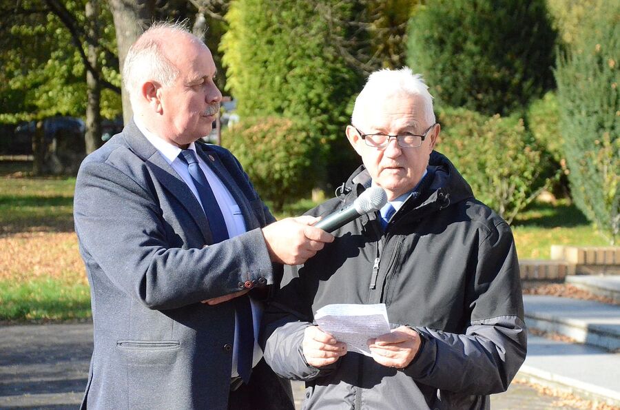 Uroczystość pod pomnikiem ks. Jerzego Popiełuszki na os. Szklane Domy w Nowej Hucie. Fot. Janusz Ślęzak (IPN)