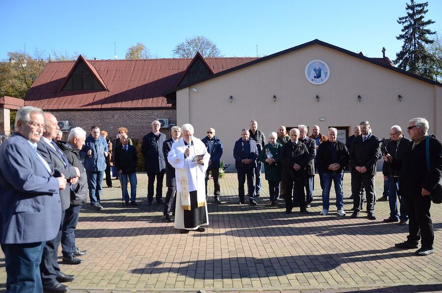 Uroczystość pod pomnikiem ks. Jerzego Popiełuszki na os. Szklane Domy w Nowej Hucie. Fot. Janusz Ślęzak (IPN)