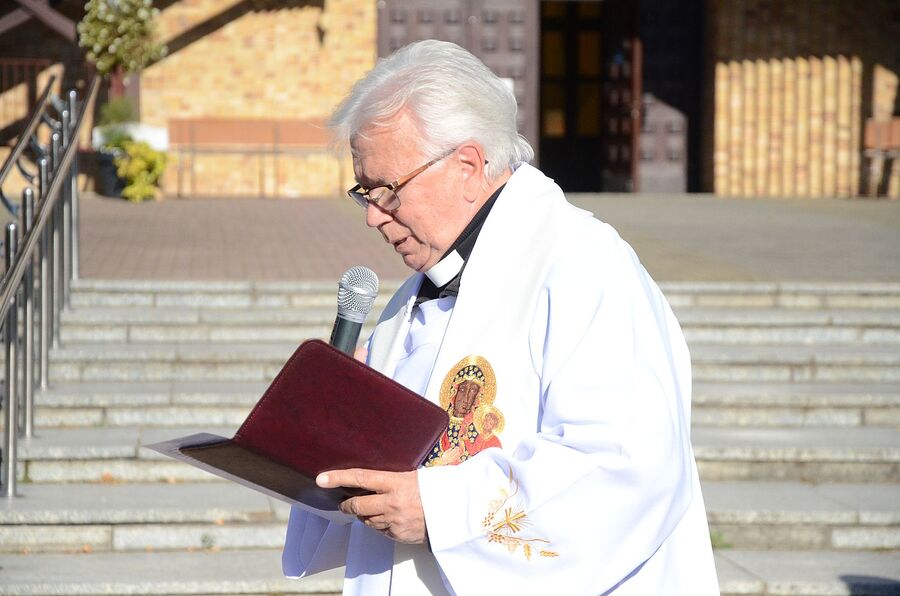 Uroczystość pod pomnikiem ks. Jerzego Popiełuszki na os. Szklane Domy w Nowej Hucie. Fot. Janusz Ślęzak (IPN)