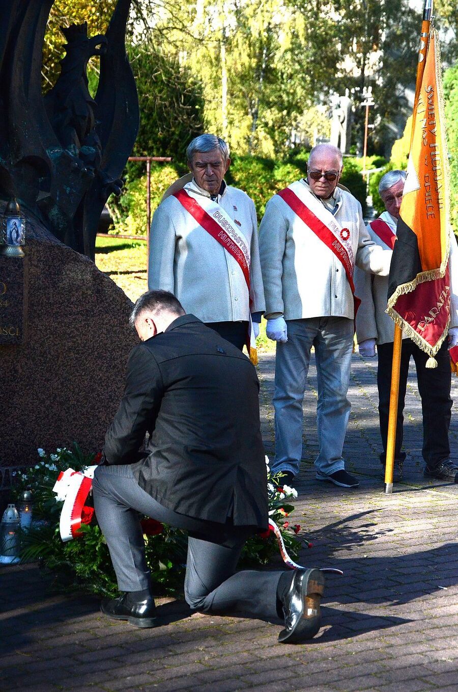Uroczystość pod pomnikiem ks. Jerzego Popiełuszki na os. Szklane Domy w Nowej Hucie. Fot. Janusz Ślęzak (IPN)