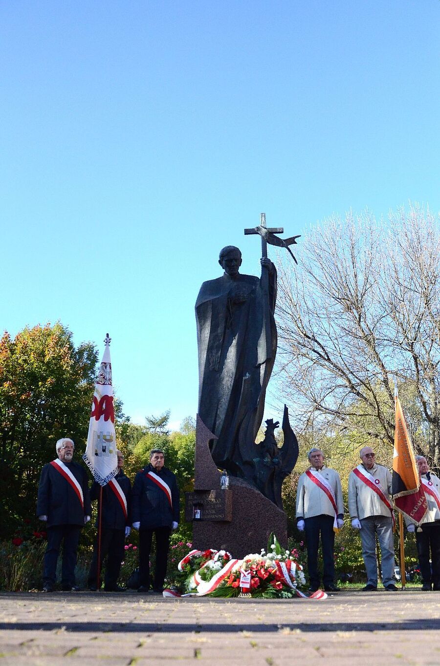 Uroczystość pod pomnikiem ks. Jerzego Popiełuszki na os. Szklane Domy w Nowej Hucie. Fot. Janusz Ślęzak (IPN)