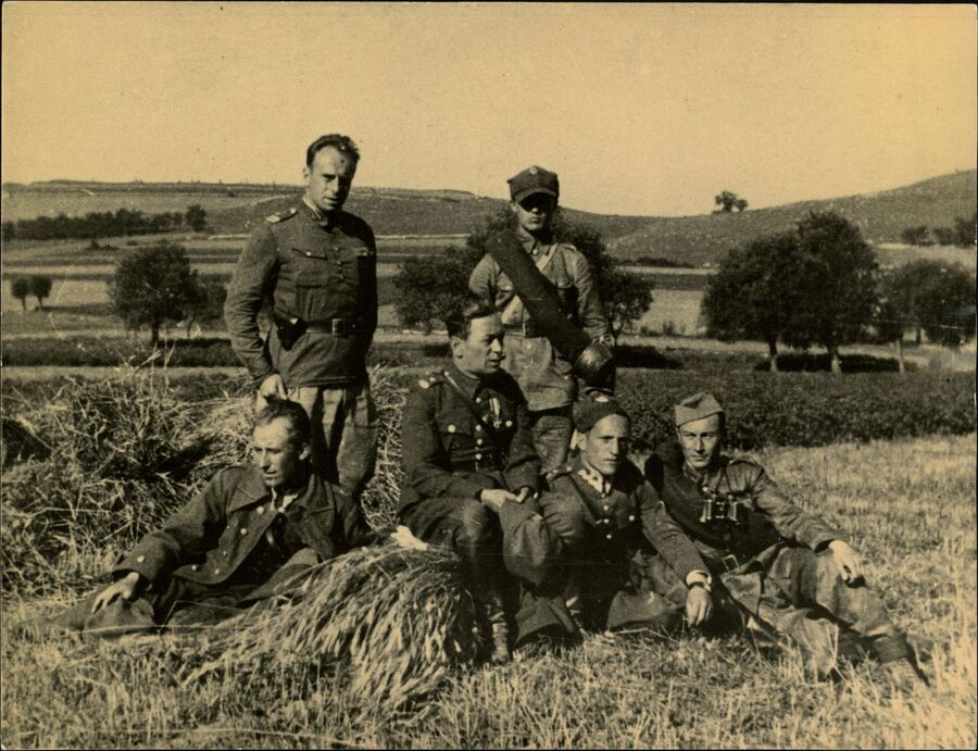 Staż oficerski w 12 pp. Stoi pierwszy od lewej plut. pchor. Julian Aleksandrowicz, siedzi w środku mjr Roman Wart, dowódca III Baonu 12 pp (ok. 1936). Fot. ze zbiorów IPN