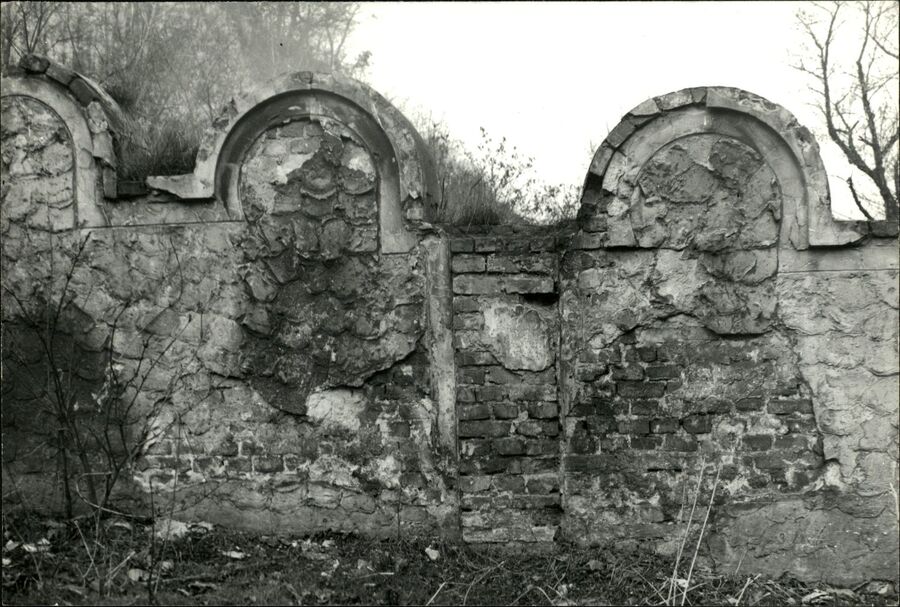 Relikty murów getta w Krakowie. Stok Wzgórza Lasoty w rejonie ul. Limanowskiego, lata 60. XX wieku. Fot. ze zbiorów IPN