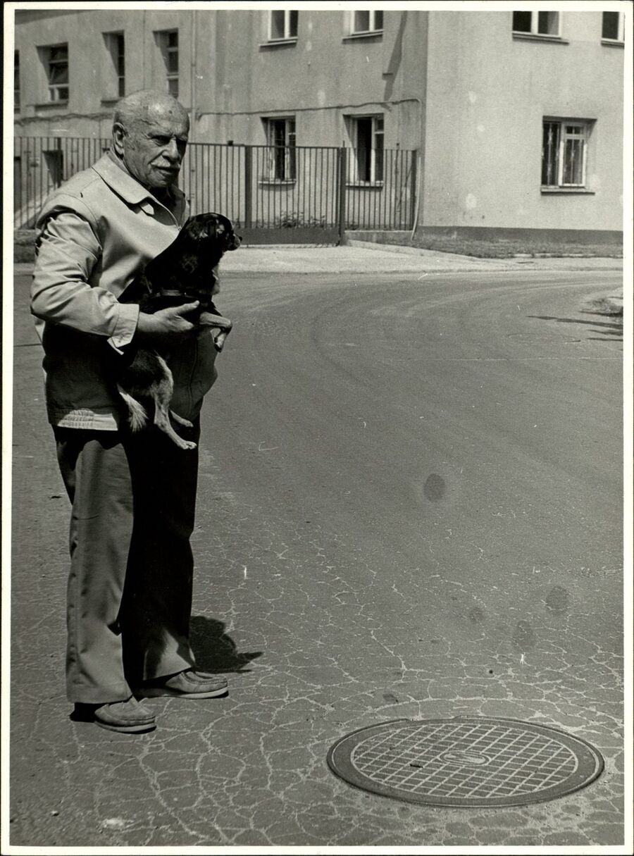 Początek drogi ucieczki Juliana Aleksandrowicza z żoną i synem z getta. Kraków, ul. Krakusa 25. Lata 70.-80. XX wieku. Fot. ze zbiorów IPN
