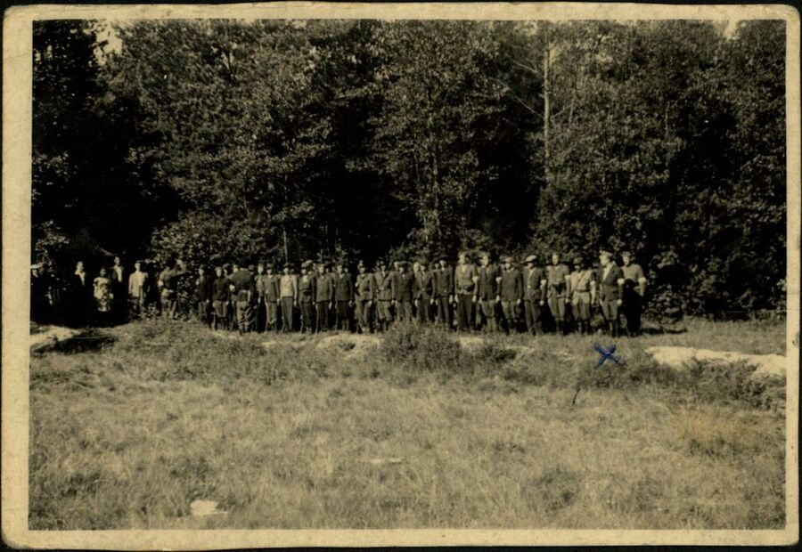 Oddział Partyzancki pod dowództwem Kazimierza Aleksandrowicza „Huragana” (72 pp AK), krzyżykiem oznaczony Julian Aleksandrowicz „Twardy”, 1944. Fot. ze zbiorów IPN