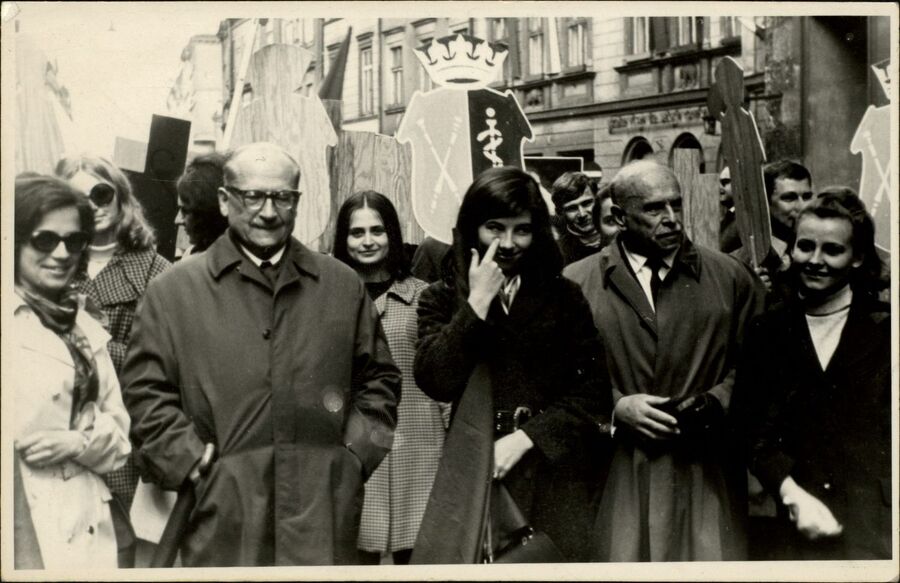 Juwenalia w Krakowie, lata 70. XX wieku, w pierwszym rzędzie, drugi od prawej Julian Aleksandrowicz. Fot. ze zbiorów IPN