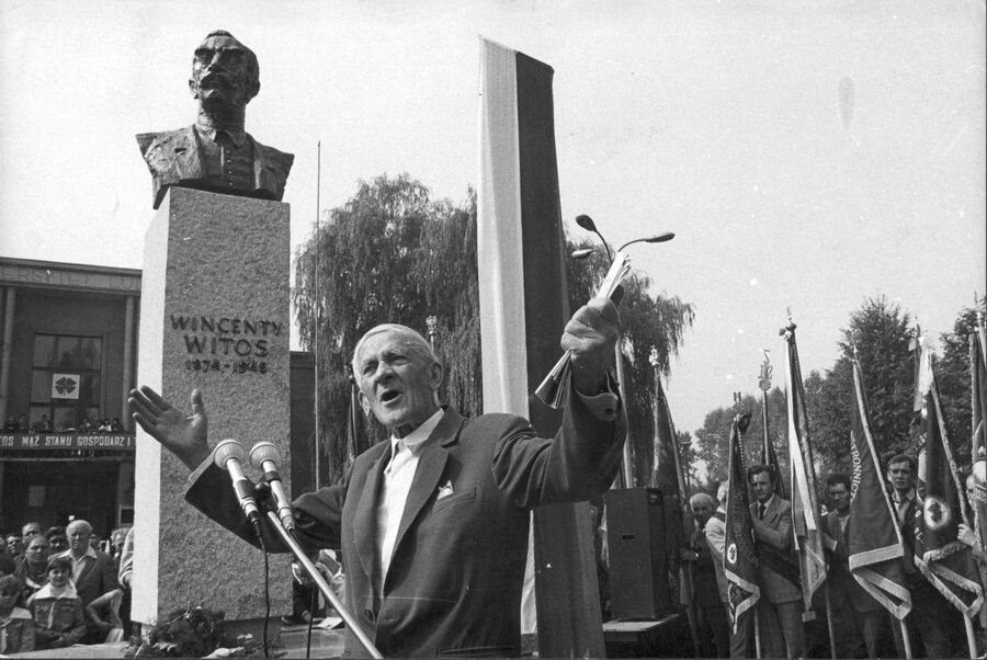 Jedna z ponad tysiąca fotografii przekazanych do IPN w Krakowie przez rodzinę Mierzwów, przedstawiająca Stanisława Mierzwę przemawiającego podczas uroczystości odsłonięcia popiersia Wincentego Witosa przed Uniwersytetem Ludowym w Wierzchosławicach, 12 IX 1982 r.