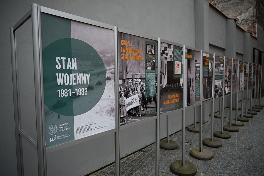 Wystawy przed budynkiem krakowskiego oddziału IPN. Fot. Janusz Ślęzak (IPN)