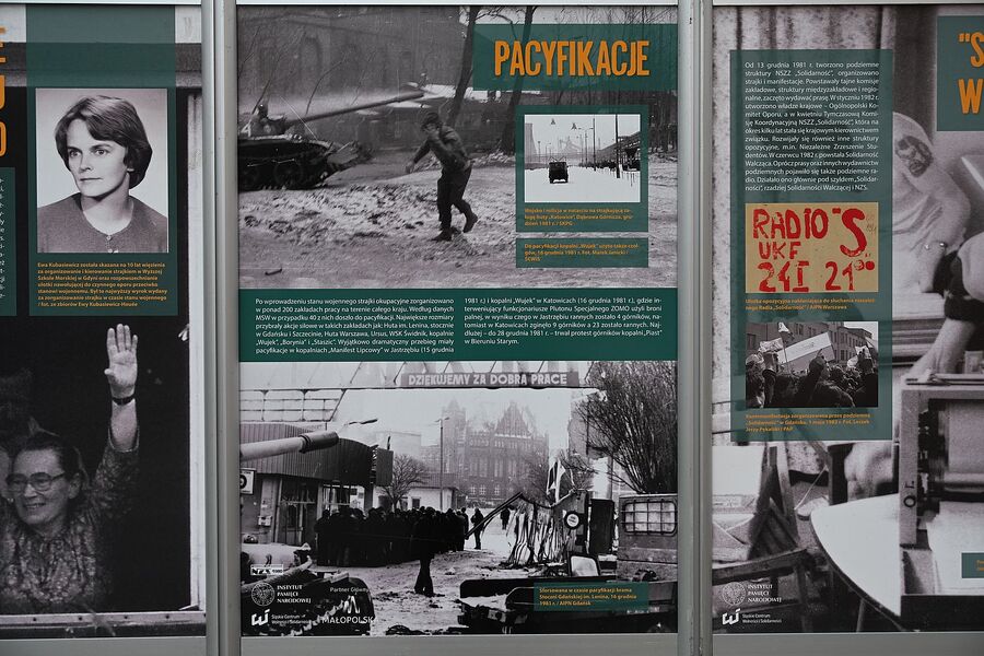 Wystawy przed budynkiem krakowskiego oddziału IPN. Fot. Janusz Ślęzak (IPN)