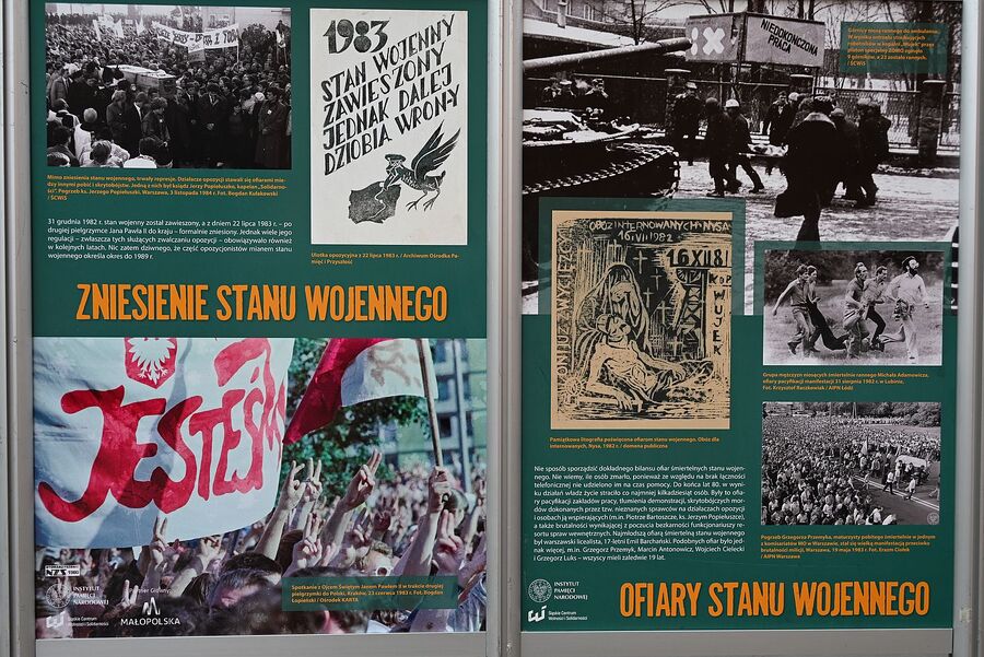 Wystawy przed budynkiem krakowskiego oddziału IPN. Fot. Janusz Ślęzak (IPN)