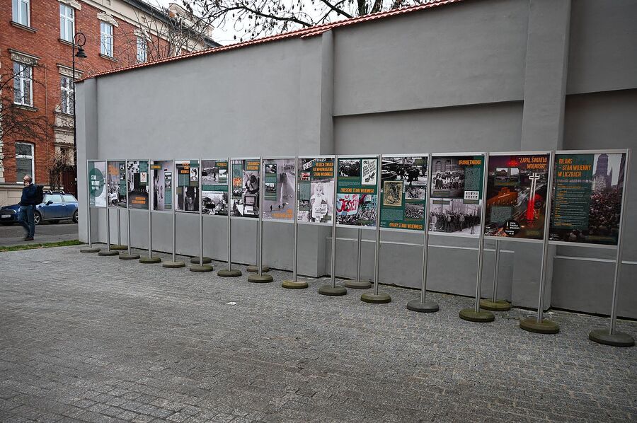 Wystawy przed budynkiem krakowskiego oddziału IPN. Fot. Janusz Ślęzak (IPN)