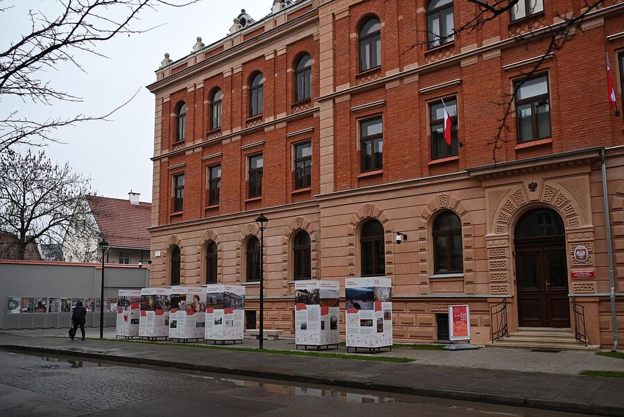 Wystawy przed budynkiem krakowskiego oddziału IPN. Fot. Janusz Ślęzak (IPN)