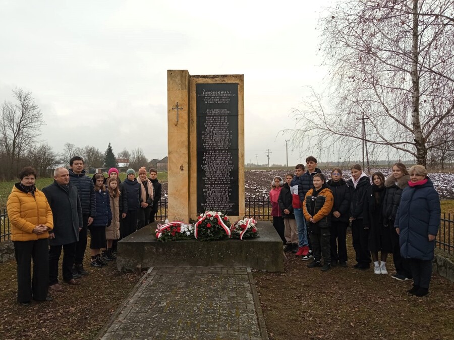 Przedstawiciele IPN uczcili ofiary niemieckiej pacyfikacji Trzonowa i okolic. Fot. IPN