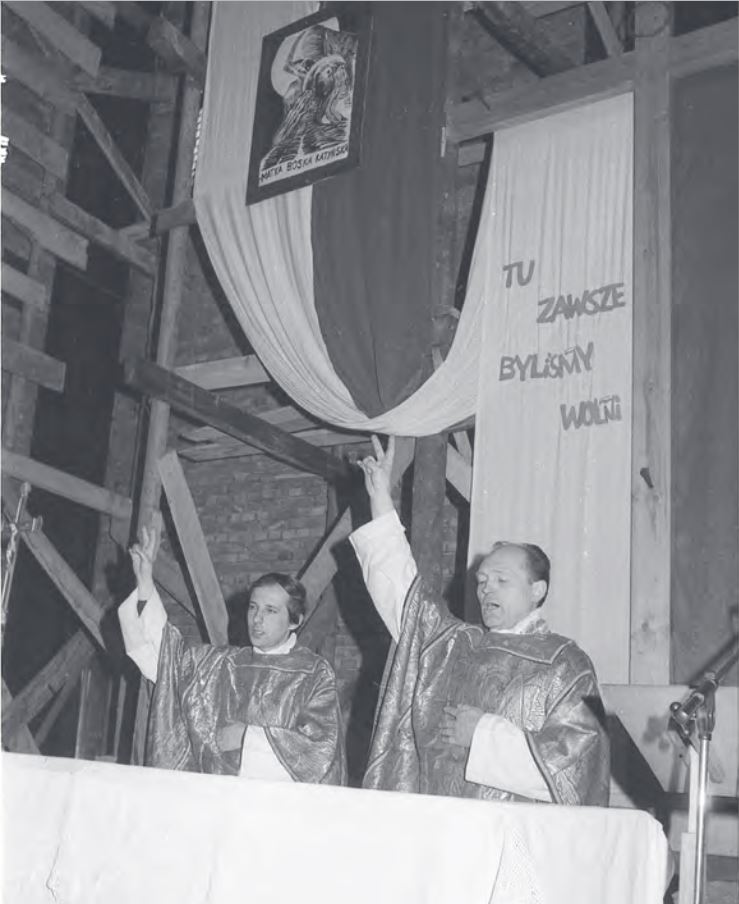 Ks. Chojnacki i ks. Tadeusz Isakowicz Zaleski po mszy św. w kościele pw. Narodzenia NMP w Krakowie Bieżanowie. Fot. Zbigniew Galicki. Ze zbiorów Zbigniewa Galickiego.