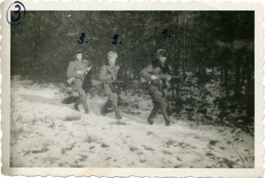 Żołnierze patrolu st. sierż. Walentego Waśkowicza ps. "Strzała" z oddziału kpt. Zdzisława Brońskiego ps. "Uskok". Od prawej: Stanisław Skorek ps. "Piróg", Stanisław Bartnik ps. "Góral" i Wacław Szacoń ps. „Czarny". Zdjęcie wykonane zimą 1948/1949 r.
