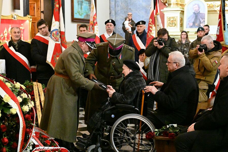 Uroczystości pogrzebowe kpt. Wacława Szaconia „Czarnego”. Fot. Janusz Ślęzak (IPN)