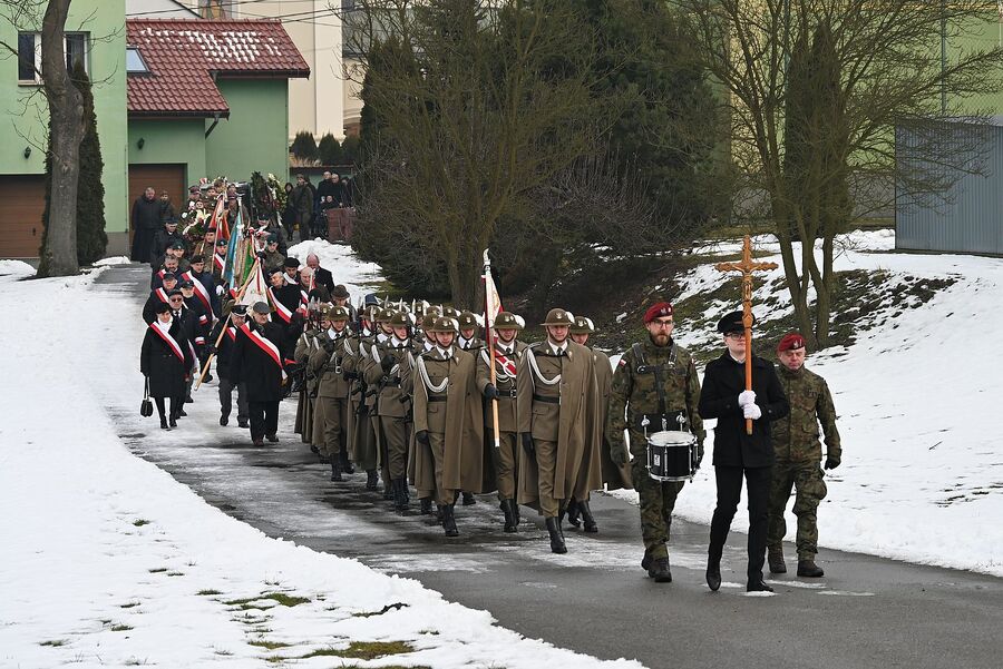 Uroczystości pogrzebowe kpt. Wacława Szaconia „Czarnego”. Fot. Janusz Ślęzak (IPN)