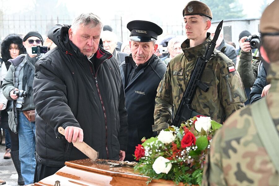 Uroczystości pogrzebowe kpt. Wacława Szaconia „Czarnego”. Fot. Janusz Ślęzak (IPN)