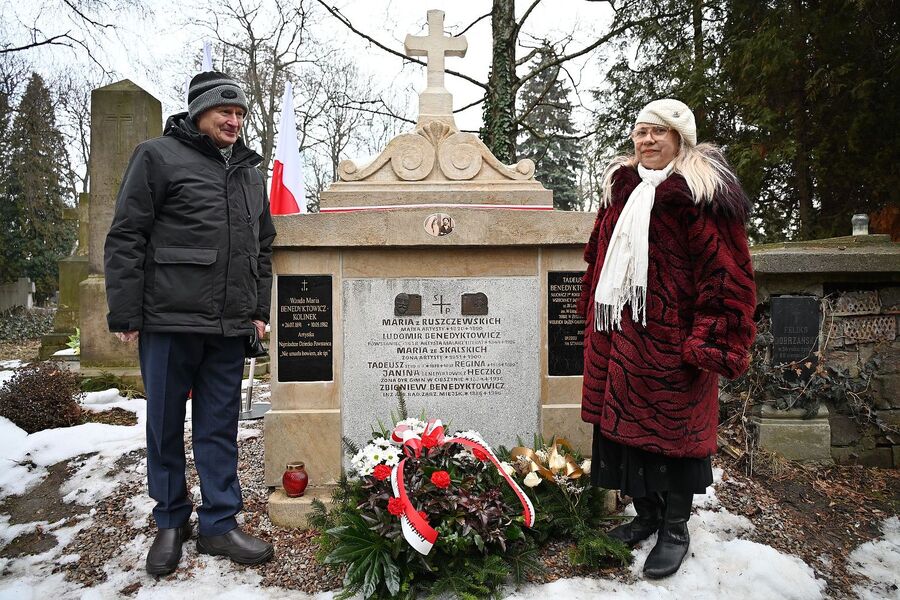 Krakowski oddział IPN odnowił grób powstańca styczniowego Ludomira Benedyktowicza. Na zdj. prawnukowie powstańca. Fot. Janusz Ślęzak (IPN)