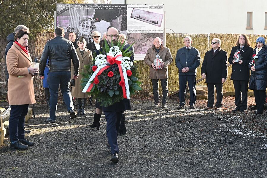 Międzynarodowy Dzień Pamięci o Ofiarach Holokaustu. Uroczystość w Brzeszczach. Fot. Janusz Ślęzak (IPN)