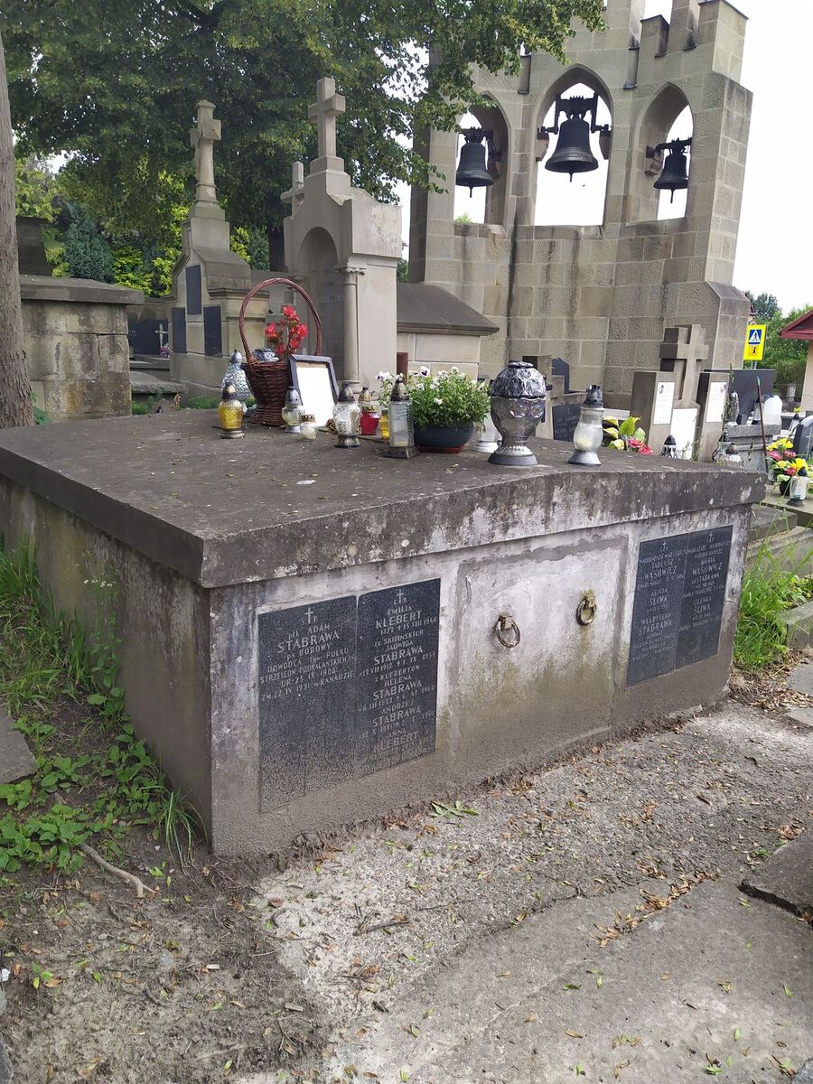 Grób ppłk. Adama Stabrawy „Borowego” przed remontem. Fot. IPN