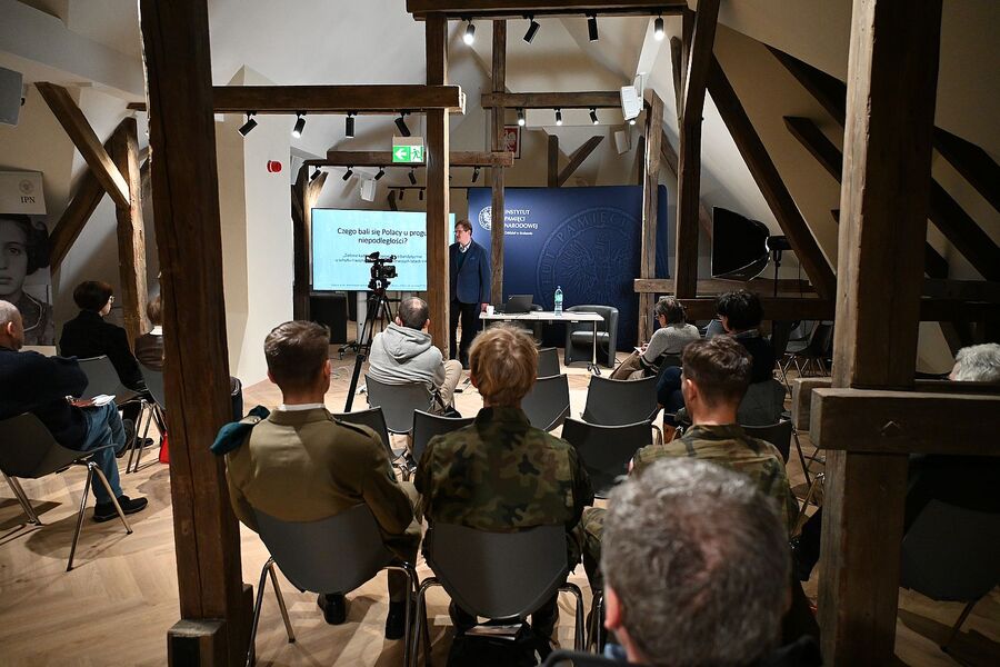 Wykład dr. Krzysztofa Pięciaka w Klubie im. „Grota”. Fot. Janusz Ślęzak (IPN)