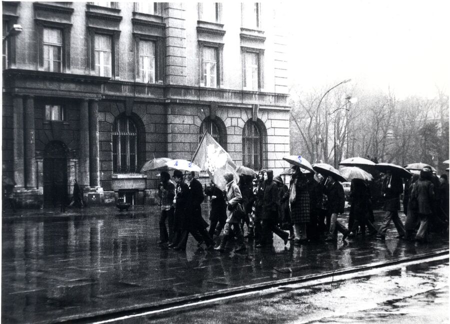 Emilia Dadał-Afenda idzie w manifestacji tuż koło sztandaru (w jasnym płaszczyku i czapce, z torbą przewieszoną przez ramię). Fot. Archiwum IPN