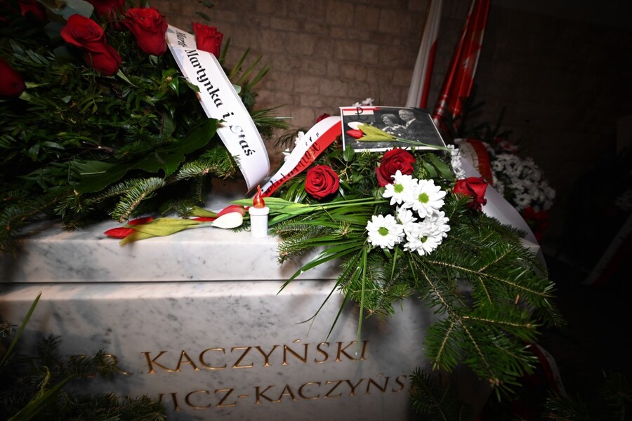 Delegacja IPN złożyła wieniec na sarkofagu pary prezydenckiej Lecha i Marii Kaczyńskich na Wawelu. Fot. Żaneta Wierzgacz (IPN)