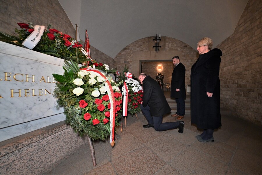 Delegacja IPN złożyła wieniec na sarkofagu pary prezydenckiej Lecha i Marii Kaczyńskich na Wawelu. Fot. Żaneta Wierzgacz (IPN)