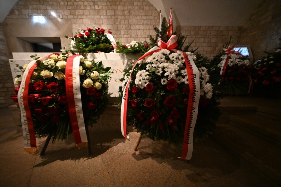 Delegacja IPN złożyła wieniec na sarkofagu pary prezydenckiej Lecha i Marii Kaczyńskich na Wawelu. Fot. Żaneta Wierzgacz (IPN)