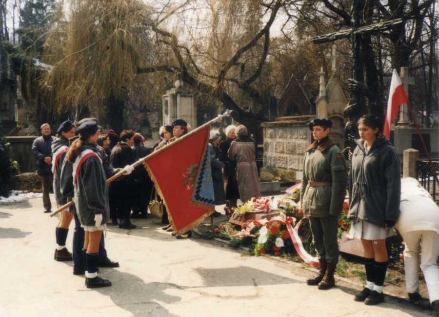1995. Odsłonięcie pomnika na cmentarzu Rakowickim. Poczet sztandarowy szczepu Arkona 18 z Okręgu Małopolskiego ZHR. Fot. M. Kapusta
