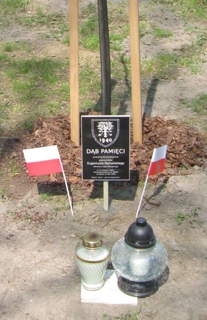2010, kwiecień. Dąb pamięci Eugeniusza Domańskiego. Fot. M. Kapusta