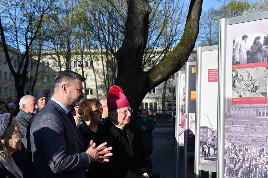 Otwarcie wystawy IPN o obronie Krzyża Nowohuckiego. Fot. Janusz Ślęzak (IPN)