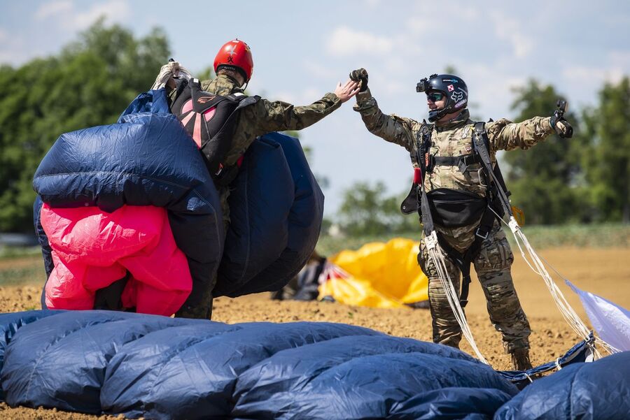 Wierzbno. Uroczystość poświęcona gen. Okulickiemu i cichociemnym. Fot. Agnieszka Masłowska (IPN)