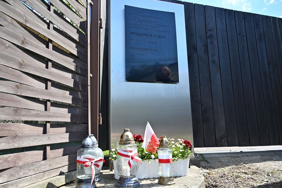 Znicze pamięci w 77. rocznicę śmierci rtm. Witolda Pileckiego w Tyńcu. Fot. Żaneta Wierzgacz (IPN)