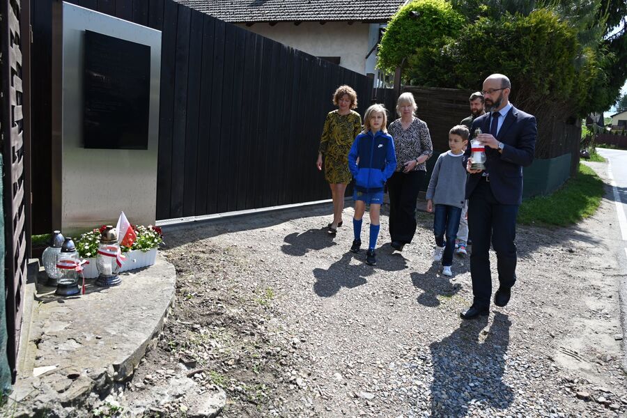 Znicze pamięci w 77. rocznicę śmierci rtm. Witolda Pileckiego w Tyńcu. Fot. Żaneta Wierzgacz (IPN)