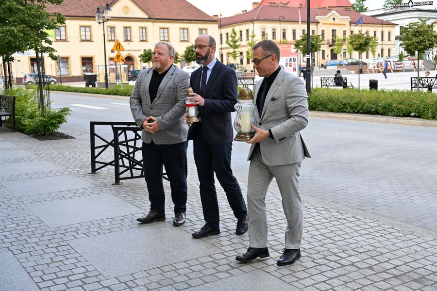 Znicze pamięci w 77. rocznicę śmierci rtm. Witolda Pileckiego w Bochni. Fot. Żaneta Wierzgacz (IPN)