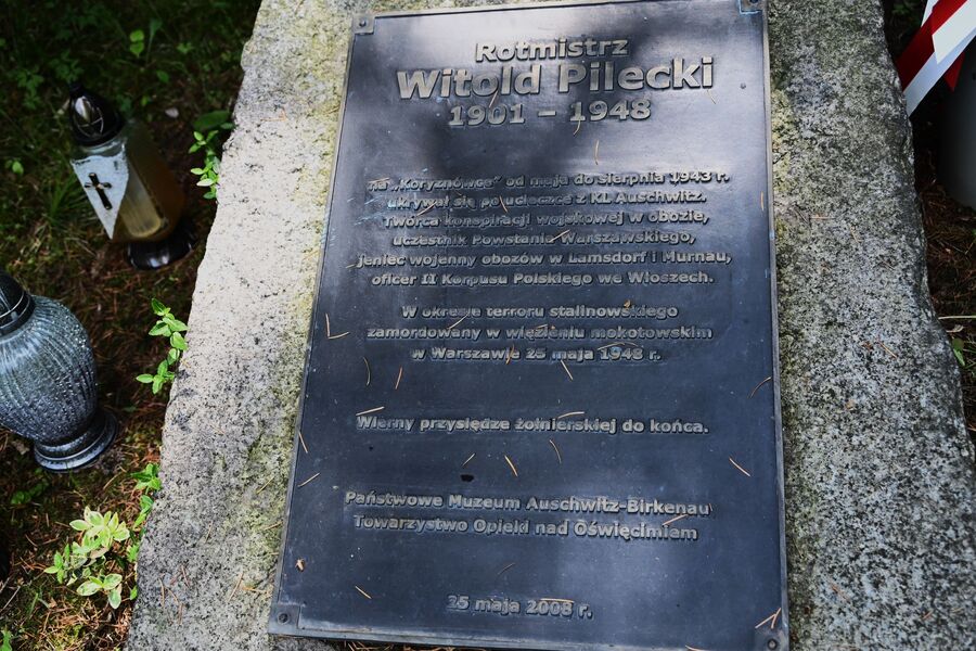 Znicze pamięci w 77. rocznicę śmierci rtm. Witolda Pileckiego w Nowym Wiśniczu. Fot. Żaneta Wierzgacz (IPN)