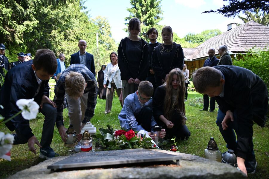 Znicze pamięci w 77. rocznicę śmierci rtm. Witolda Pileckiego w Nowym Wiśniczu. Fot. Żaneta Wierzgacz (IPN)