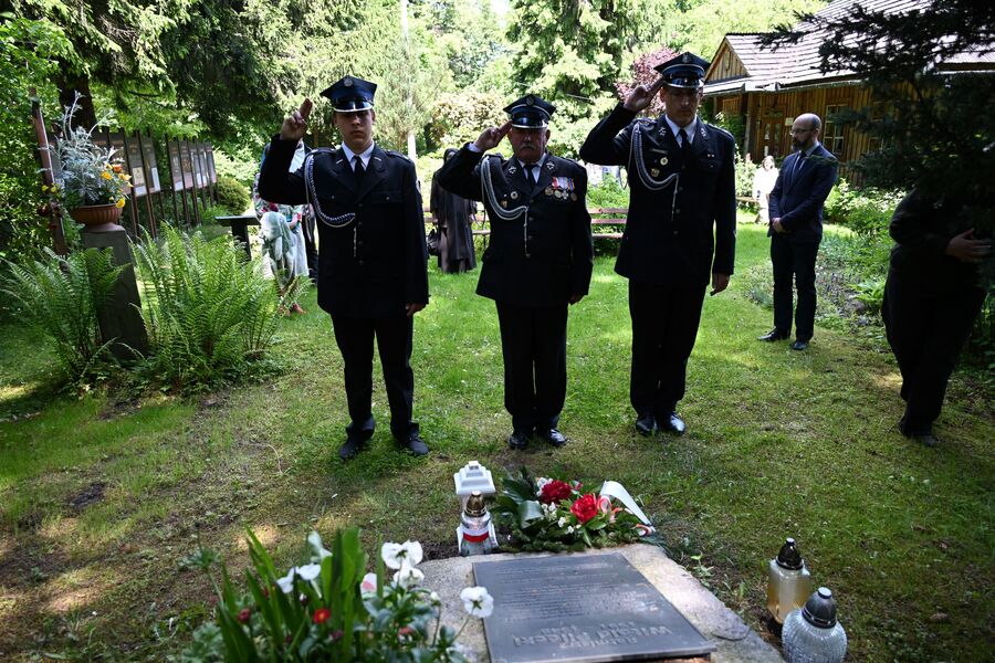Znicze pamięci w 77. rocznicę śmierci rtm. Witolda Pileckiego w Nowym Wiśniczu. Fot. Żaneta Wierzgacz (IPN)