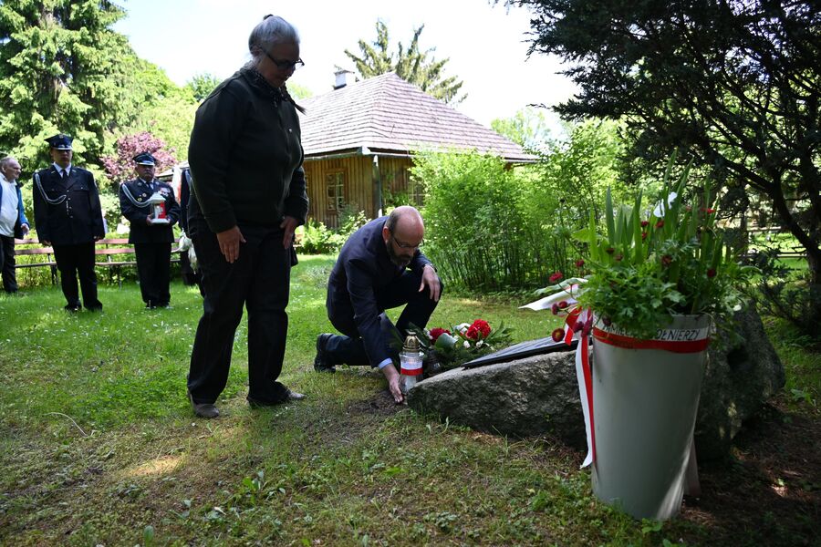 Znicze pamięci w 77. rocznicę śmierci rtm. Witolda Pileckiego w Nowym Wiśniczu. Fot. Żaneta Wierzgacz (IPN)