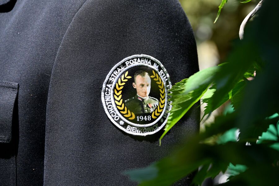 Znicze pamięci w 77. rocznicę śmierci rtm. Witolda Pileckiego w Nowym Wiśniczu. Fot. Żaneta Wierzgacz (IPN)