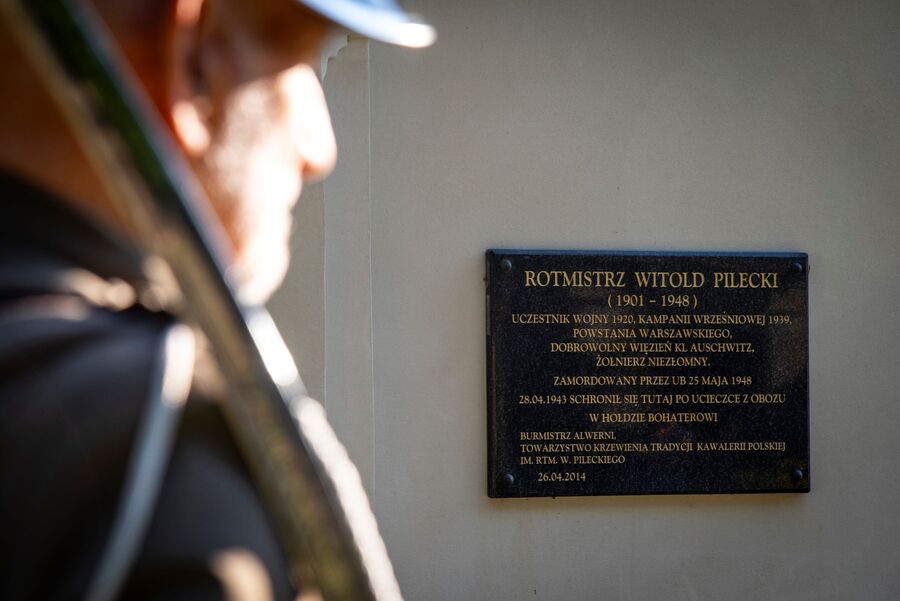 Znicze pamięci w 77. rocznicę śmierci rtm. Witolda Pileckiego w Alwerni. Fot. Agnieszka Masłowska (IPN)