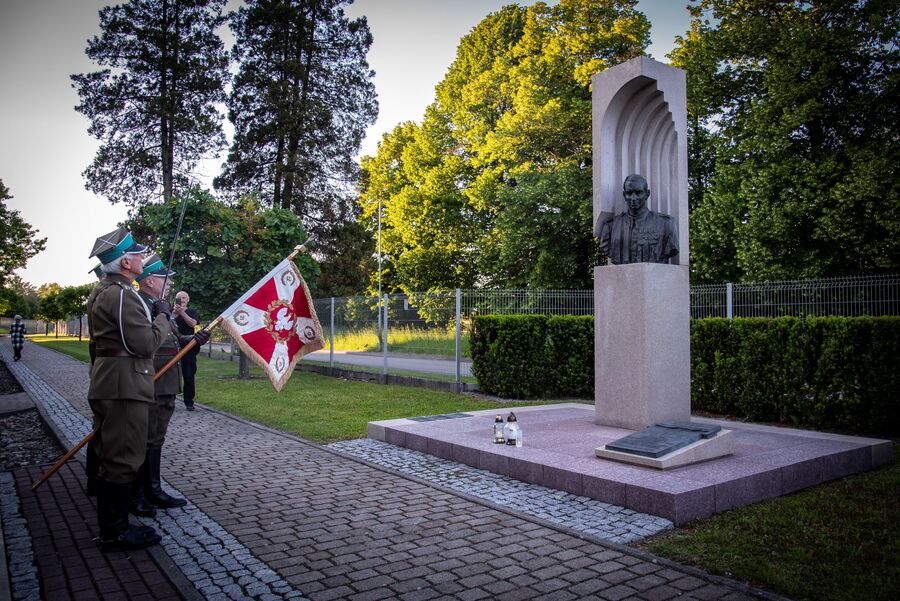 Znicze pamięci w 77. rocznicę śmierci rtm. Witolda Pileckiego w Oświęcimiu. Fot. Agnieszka Masłowska (IPN)