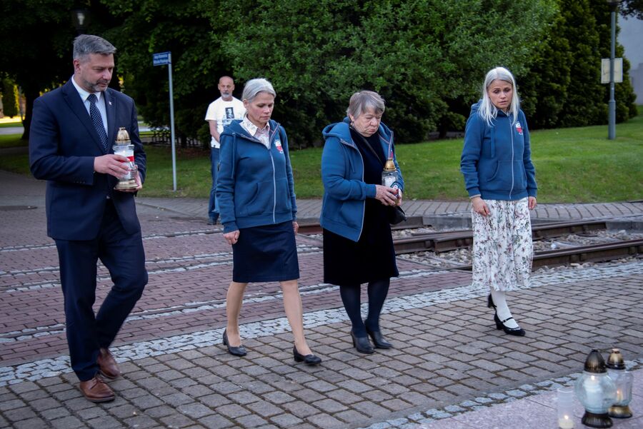 Znicze pamięci w 77. rocznicę śmierci rtm. Witolda Pileckiego w Oświęcimiu. Fot. Agnieszka Masłowska (IPN)