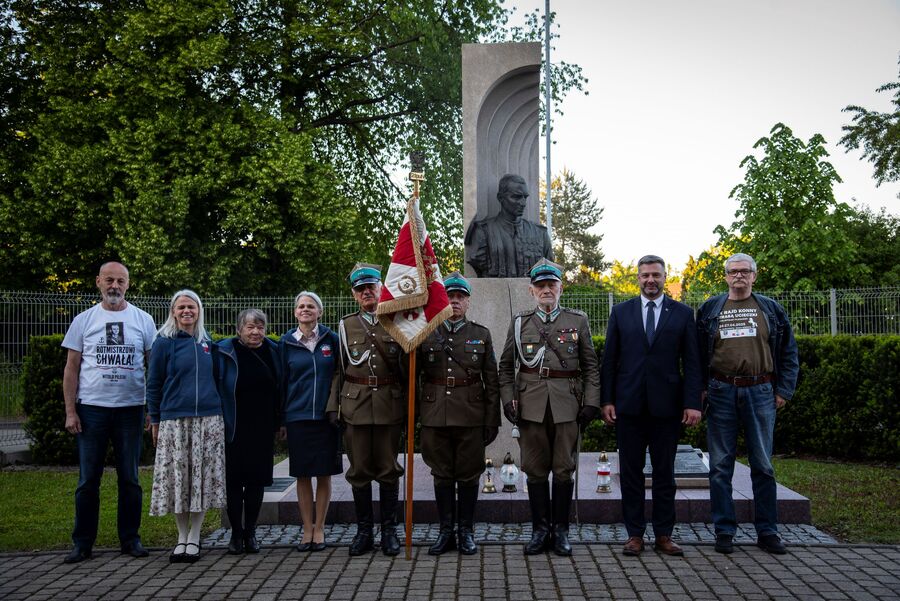 Znicze pamięci w 77. rocznicę śmierci rtm. Witolda Pileckiego w Oświęcimiu. Fot. Agnieszka Masłowska (IPN)