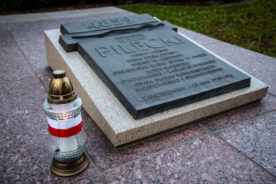 Znicze pamięci w 77. rocznicę śmierci rtm. Witolda Pileckiego w Oświęcimiu. Fot. Agnieszka Masłowska (IPN)