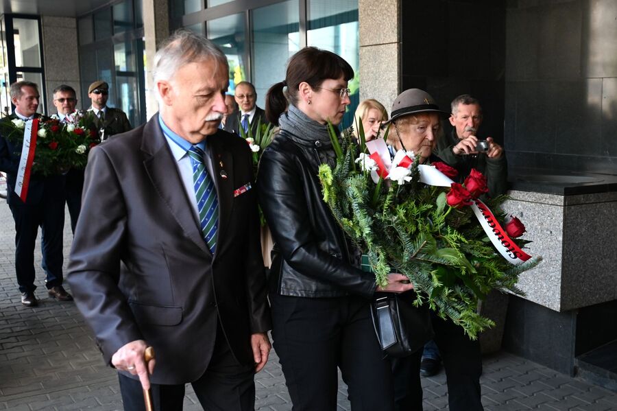 Uroczystość u zbiegu ulic Lubicz i Botanicznej w Krakowie. Fot. Janusz Ślęzak (IPN)